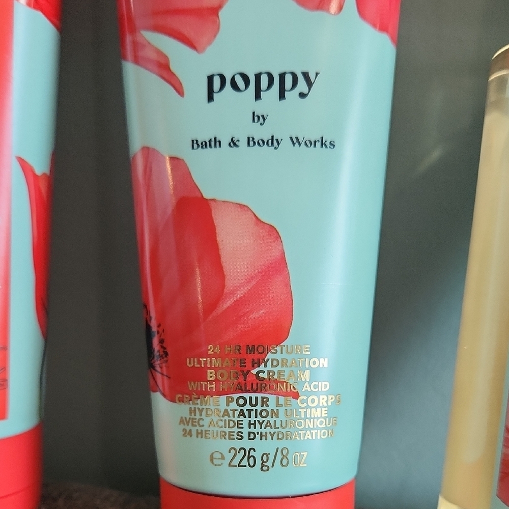 Bath & Body Works Poppy Collection with Red Accents - Picture 5 of 6